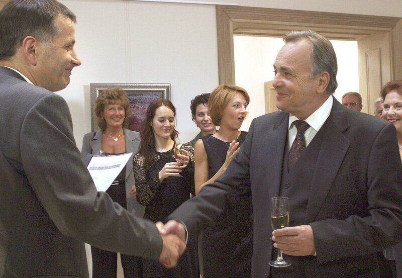 Dr. Heilmann (Thomas Rühmann) gratuliert Prof. Simoni (Dieter Bellmann) zu seinem 60. Geburtstag. – Bild: MDR/​Christa Köfer