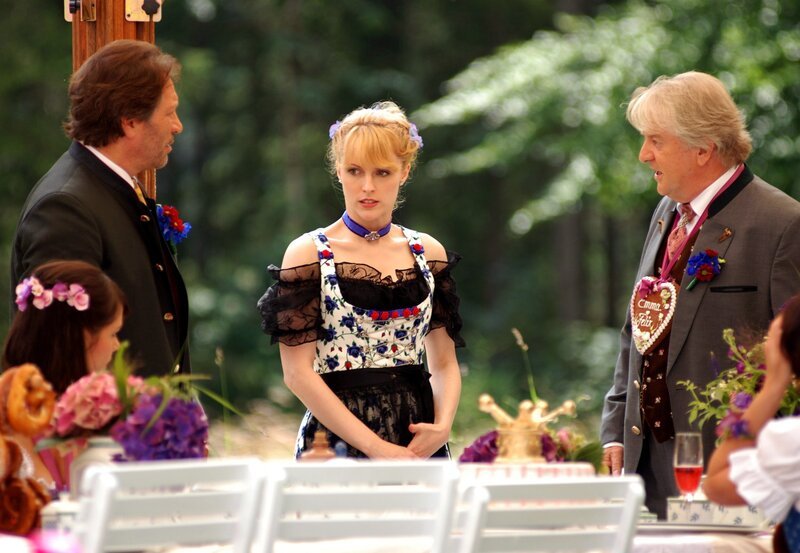 Traumhochzeit von Emma und Felix: Rosalie (Natalie Alison, M.) will nicht kampflos zusehen, wie Emma und Felix nach Kanada gehen. – Bild: ARD/​Ann Paur