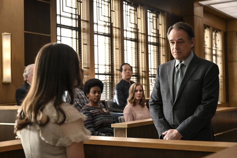 Pictured L-R: Sonya Waliczek (Holiday Kriegel) and Donovan Nichols (Jon Lindstrom) – Bild: CBS Broadcasting, Inc.