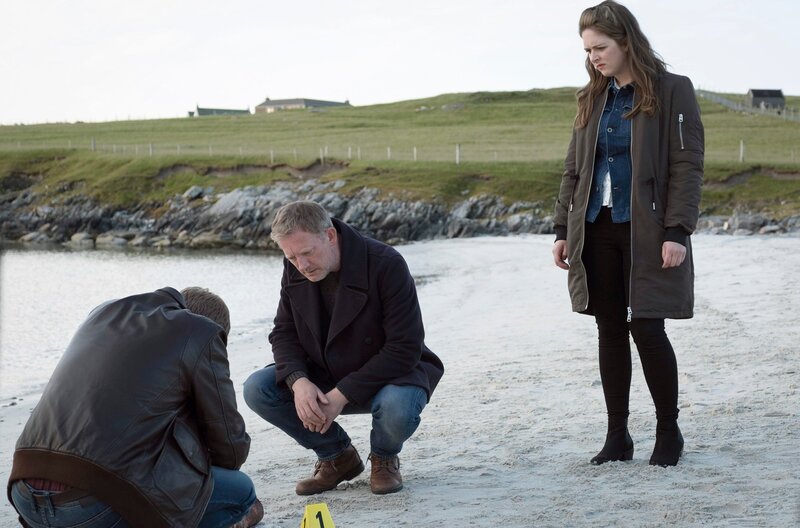 Ein neuer Fall auf Shetland: Kommissar Jimmy Perez (Douglas Henshall) und seine Assistentin Tosh (Alison O’Donnell) und Detective Constable Sandy Wilson (Steven Robertson) am Fundort des abgetrennten Arms. -Foto Folge 1– – Bild: ARD Degeto/​ITV Studios