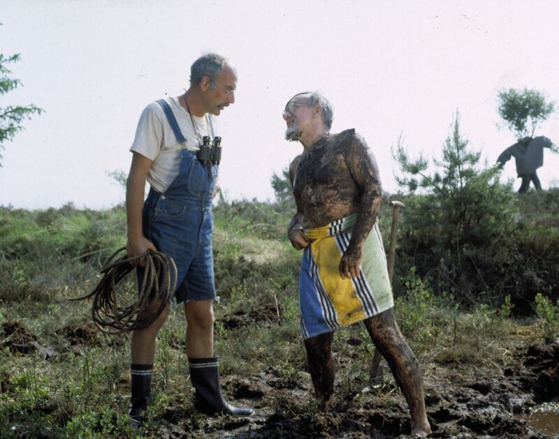 „Aber Herr Lustig, ich nehme doch nur ein Moorbad!“, erklärt Lehmann (r.) dem besorgten Peter (l.). – Bild: ZDF und Studio.TV.Film GmbH