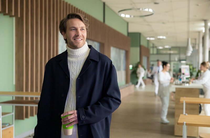 Frederik Götz spielt Lukas Globisch. – Bild: MDR/​Saxonia Media/​Rudolf Wernicke