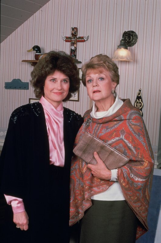 Der Mann von Eleanor Thane (Diane Baker, l.) wird ermordet aufgefunden. Jessica (Angela Lansbury, r.) will den Fall aufklären … – Bild: AXCP