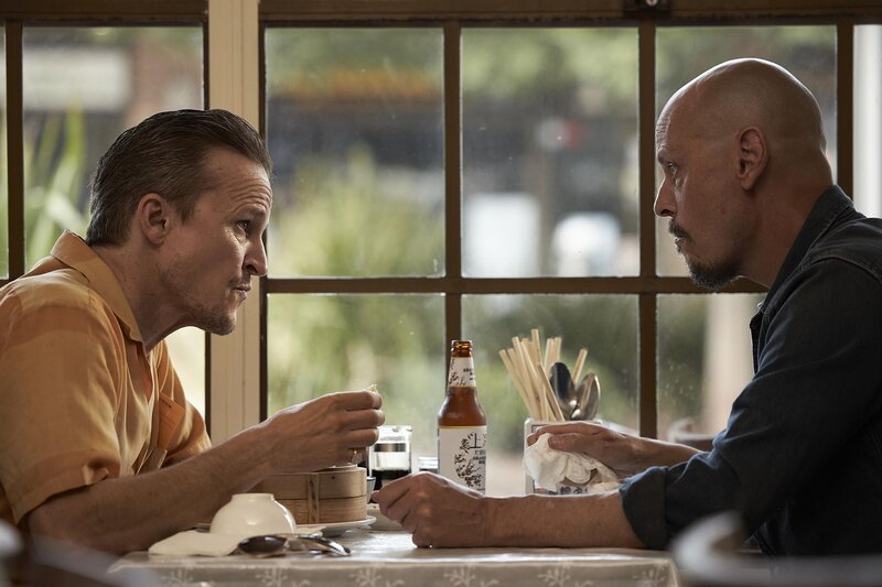 Freddy (Damon Herriman, l.); Ray Shoesmith (Scott Ryan, r.) – Bild: FX Networks /​ Joel Pratley