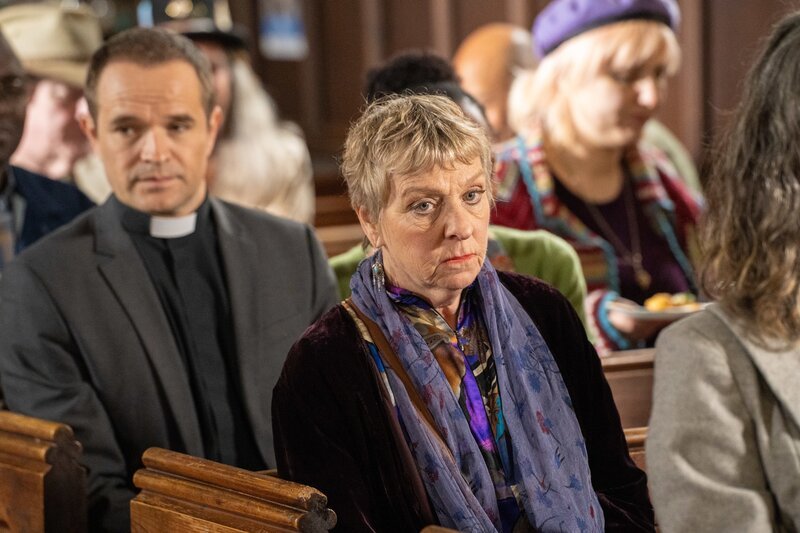 Pfarrer Sebastian Butts (Oliver Dimsdale) und seine Mutter Venetia (Selina Cadell) sind schockiert über das Geheimnis, das bei der Vorstellung der Neuauflage des Buchs „Seeker“ von Bertram Jewel ans Licht kommt. – Bild: Mark Bourdillon/​All3Media /​ ZDF