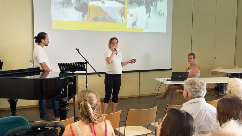 Miriam und Carlos Bernales an der Infoveranstaltung von Estacion Esperanza in Stäfa. – Bild: SRF