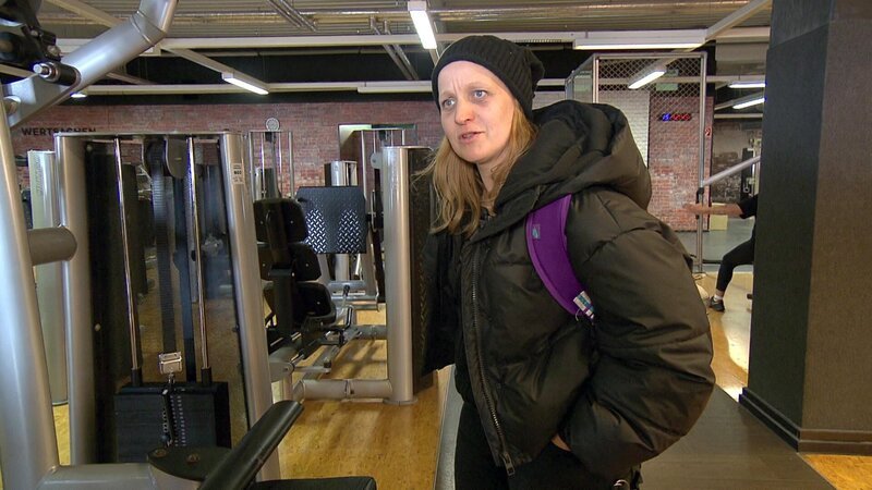 Farina (38) möchte mehr Bewegung in ihr Leben bringen und prüft ein nahegelegenes Fitnessstudio. – Bild: RTLZWEI