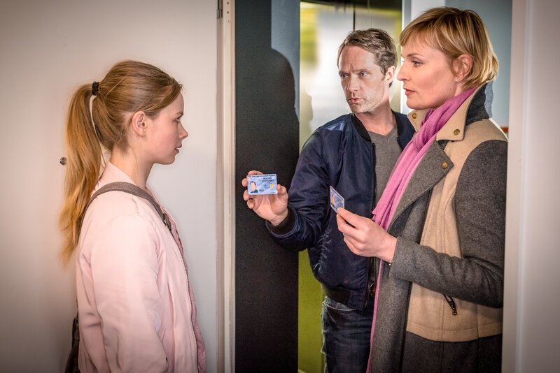 Mattes (Matthias Schloo, M.) und Melanie (Sanna Englund, r.) sind Sinje (Emilia Bernsdorf, l.) gefolgt und wollen sie befragen. – Bild: ZDF/​Boris Laewen