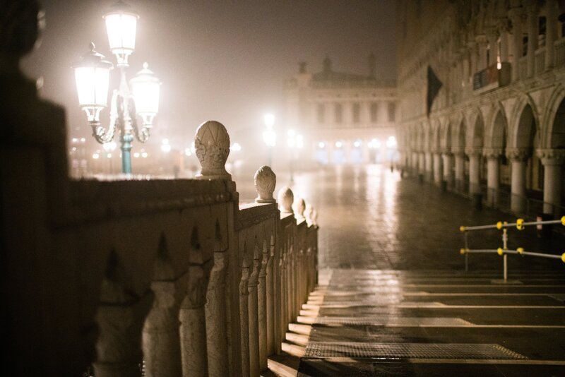 Einst zählte Venedig zu den mächtigsten Städten Europas. Heute ist die Lagunenstadt ein Ort vieler Mythen und Legenden. „Terra X History“ geht auf Spurensuche – auf Geisterinseln, Pestfriedhöfen und in alten Palästen. – Bild: ZDF und E+ /​ epicurean
