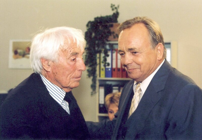 MDR Fernsehen IN ALLER FREUNDSCHAFT FOLGE 204, „Zurück ins Leben“. Prof. Junghans (Johannes Heesters) fragt seinen Doktorschüler Prof. Simoni (Dieter Bellmann) um Rat. – Bild: MDR/​Peter Krajewski