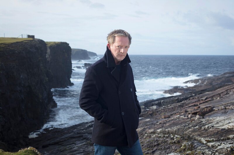 Rückseite/​Presseheft Am Strand von Mainland wird der abgetrennte Arm eines jungen Mannes gefunden. Für Kommissar Jimmy Perez (Douglas Henshall, re.) und sein Team steht fest, dass es sich wohl kaum um einen Unfall auf hoher See gehandelt hat. – Bild: ARD Degeto/​ITV Studios