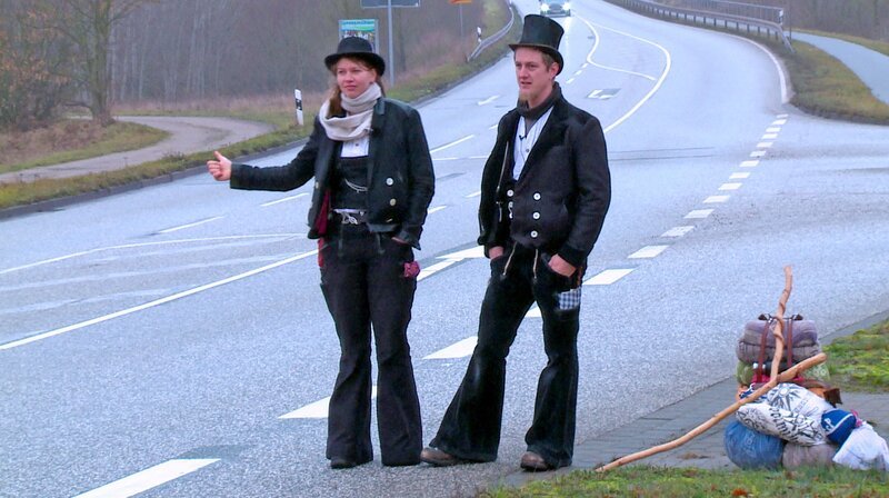 Kathrin und Alex sind ein Paar und oft zusammen unterwegs, trampen, suchen Arbeit. – Bild: NDR