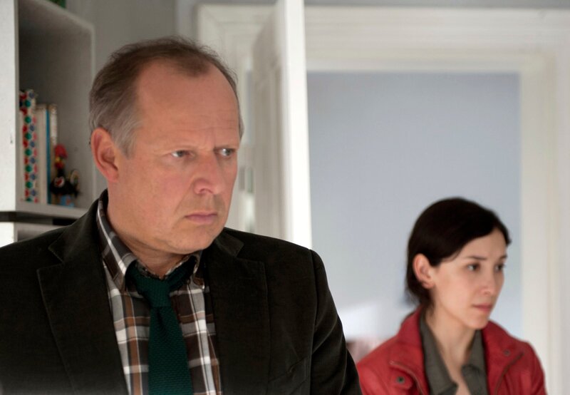 Klaus Borowski (Axel Milberg) und seine Kollegin Sarah Brandt (Sibel Kekilli) machen eine schreckliche Entdeckung. – Bild: rbb/​NDR/​Marion von der Mehden