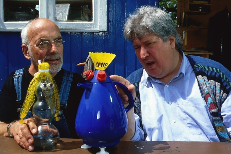 Der Nachbar (Helmut Krauss, r.) kann kaum glauben, dass Peter (Peter Lustig, l.) aus einer Thermoskanne und einer Flasche zwei so tolle Theaterpuppen basteln kann. – Bild: ZDF und Michael Schuff