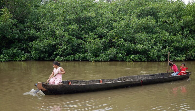 Julia, Kenya und Yulissa auf dem Weg zur Schule. – Bild: MDR/​Maximus Film