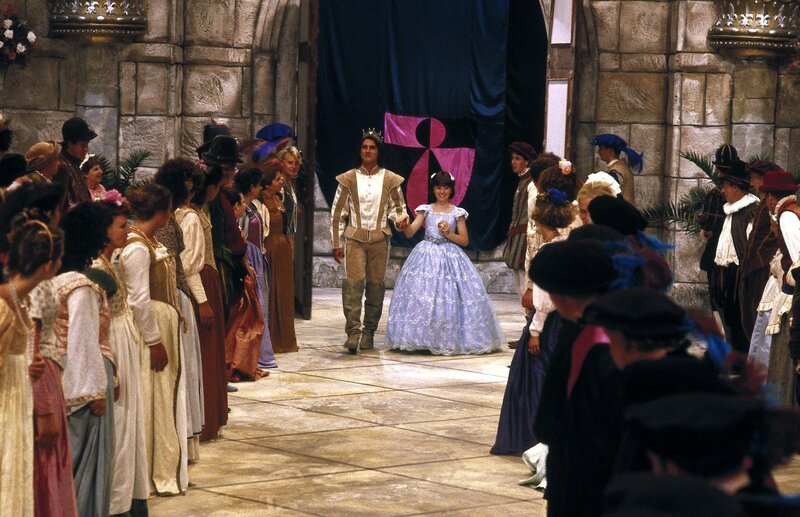 Prinzessin Zora (Aileen Quinn) und der ehemals verwunschene Prinz (John Paragon) beim Schlossball. – Bild: rbb