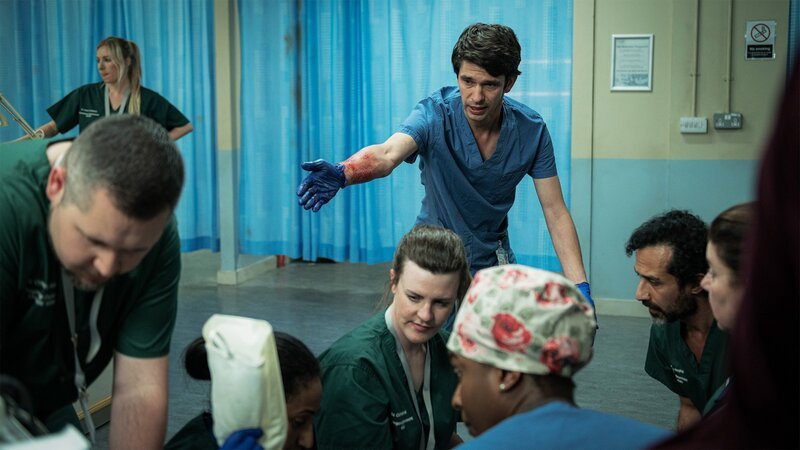 This Is Going to Hurt Staffel 1 Folge 4 Lebensrettung in der Notaufnahme: Ben Whishaw (mit blauen Handschuhen) als Adam Kay – Bild: SRF und SISTER/​BBC/​BBC Studios/​AMC