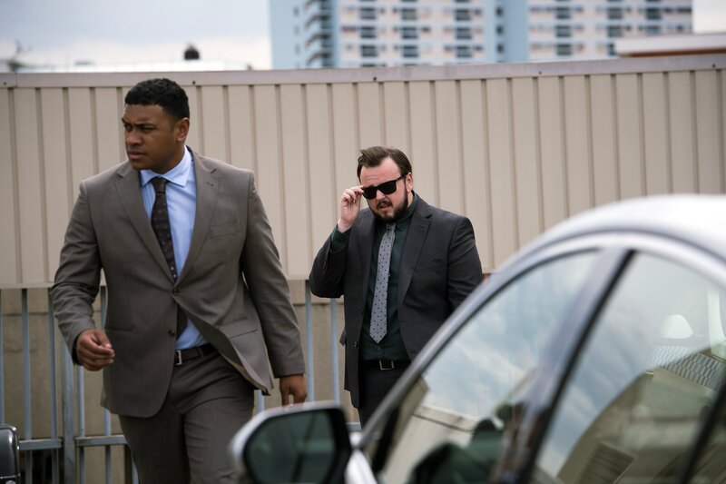 DS Max Drummond begleitet seinen australischen Kollegen DC Paea Leniu bei den Ermittlungen. – Bild: ZDF und Daniel Asher Smith