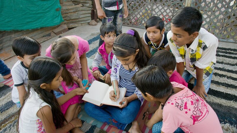 Wo Bücher die Welt bedeuten Bhopal, Indien Durga Basti begeistert andere Kinder zum Lesen. – Bild: SRF/​Bernsteinfilm