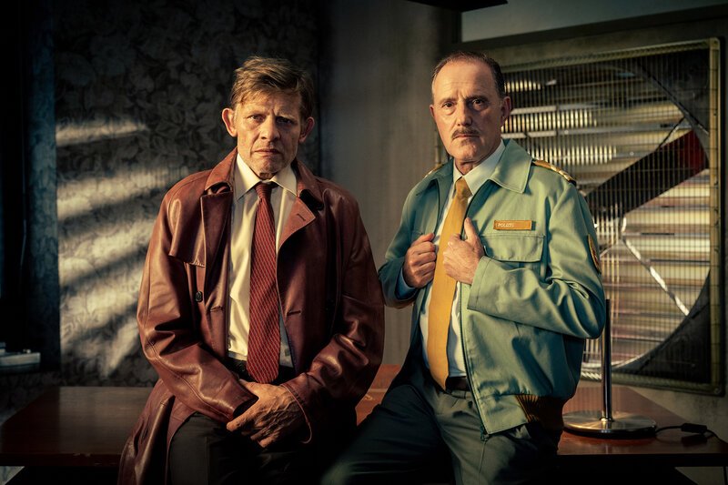 Maloney, Marcus Signer als Philip Maloney, Stefan Kurt als Polizist. – Bild: SRF/​Pascal Mora