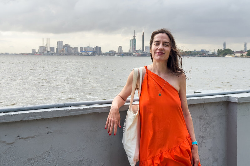 Kulturplatz – Swiss Success Stories: Die Aarauer Architektin in der Megacity | Folge 1 – Fabienne Hoelzel mit Skyline im Hintergrund – Bild: SRF1