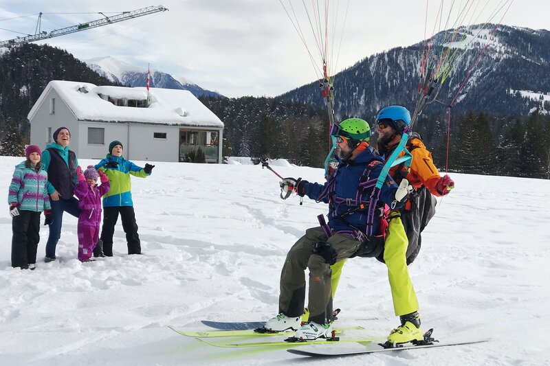 SRF bi de Lüt – Winter Wunderland, Staffel 2, Folge 3: Nik und Peter im Tandem; abgeholt von Ursina Gujan und den 3 Kindern. – Bild: SRF2