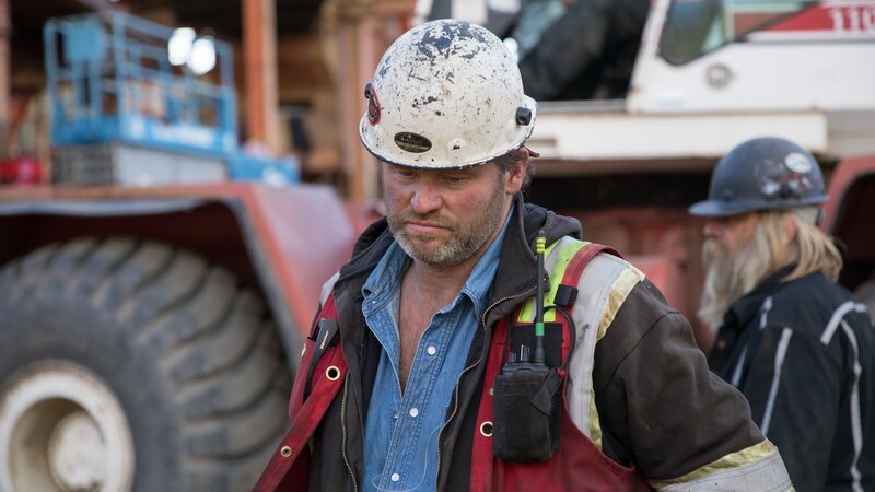 Sheamus Christie looking pensive and Tony Beets in the background checking the dredge. – Bild: Discovery Communications