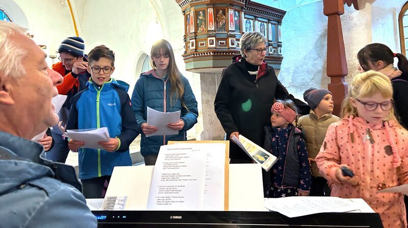Die Kirchgemeinde der evangelisch-lutherischen Kirche in Altendambach probt für das Krippenspiel. Diesmal steht das Thema Frieden im Vordergrund. – Bild: MDR/​Norbert Roßbach