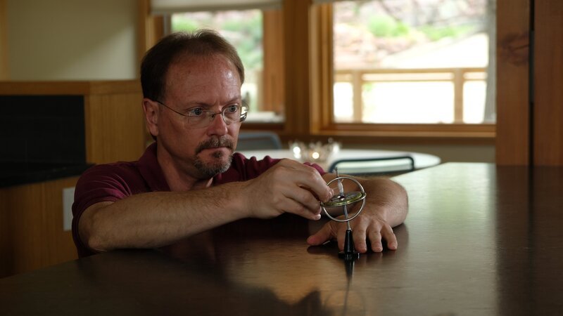 Dan Durda Interview demonstration with gyroscope – Bild: Science Channel /​ Photobank 36769_ep808_005 /​ Discovery Communications, LLC