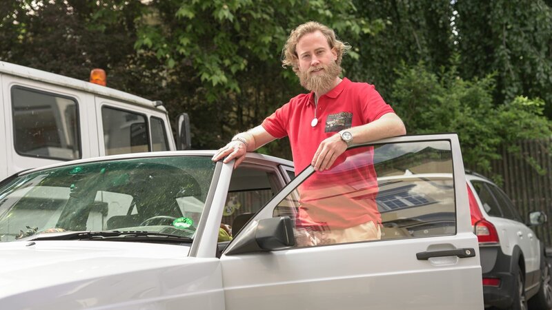 Axel is posing by the car. – Bild: Warner Bros. Discovery, Inc. or its subsidiaries and affiliates. All rights reserved. /​ Philipp Kuepper