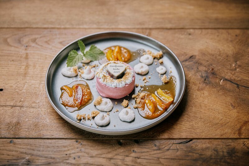 Dessert: „Beeren Parfait mit geflämmtem Baiser, glasierte Aprimira und Thymian – Butterstreusel mit Fleur de Sel“. – Bild: Hans-Florian Hopfner /​ BR /​ megaherz gmbh