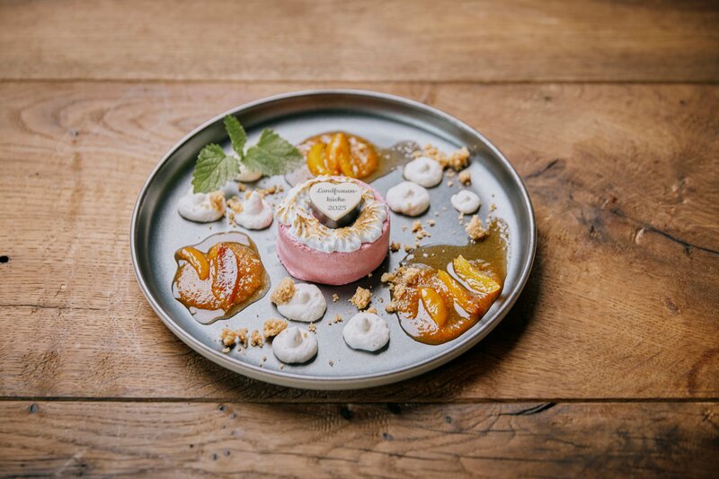 Dessert: „Beeren Parfait mit geflämmtem Baiser, glasierte Aprimira und Thymian – Butterstreusel mit Fleur de Sel“. – Bild: Hans-Florian Hopfner /​ BR /​ megaherz gmbh