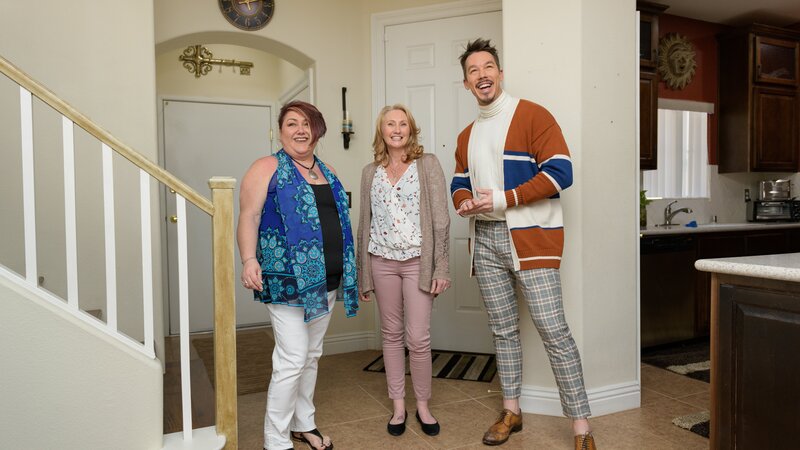 As seen on My Lottery Dream Home, host David Bromstad (R), potential homebuyer and lottery winner, Kelly McFarland (L) and long time friend Angeni (C), admire the spacious living room of a new townhome. (action), (interior) – Bild: 2019, Discovery, Inc. All Rights Reserved./​Andrew Parker/​ Radiant, Inc.