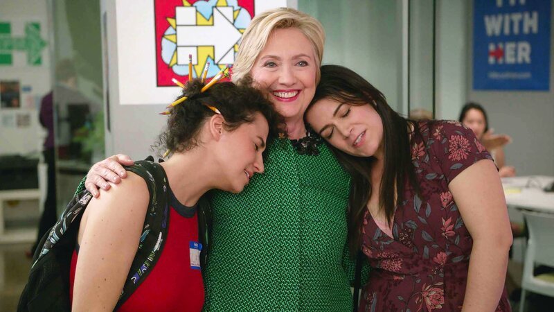 v.li.: Ilana Wexler (Ilana Glazer), Hillary Clinton, Abbi Abrams (Abbi Jacobson) – Bild: Comedy Central