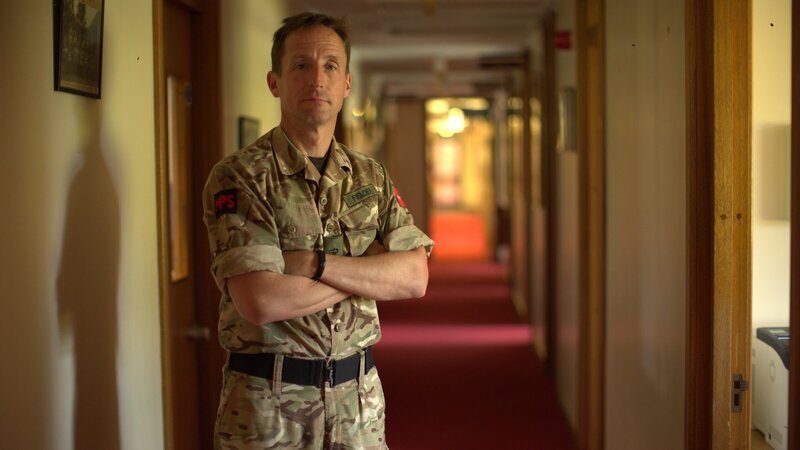 Lieutenant Colonel Mike Fielder ist der Kommandant des MCTC. Sein Wort ist hier Gesetz. – Bild: ZDF und Emporium Productions Ltd.