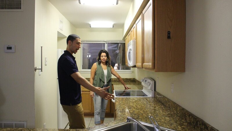 Contributor Tyler Cambre (L) and his cousin Lauren Klock (R) are impressed by the sprawling granite countertop in the kitchen while touring Oak Shores, as seen on HGTV’s Beachfront Bargain Hunt. – Bild: Discovery, Inc.
