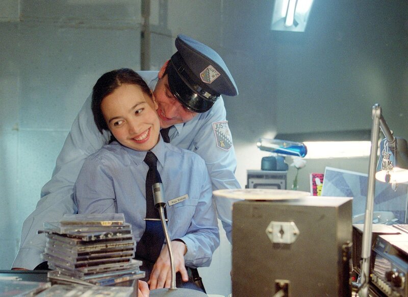 Eigentlich will Maja (Anja Reßmer) zu Hendrik (Ulrich Drewes) auf Distanz gehen, doch als er seinen Charme spielen lässt, gelingt es ihm, Maja erneut um den Finger zu wickeln. – Bild: RTL