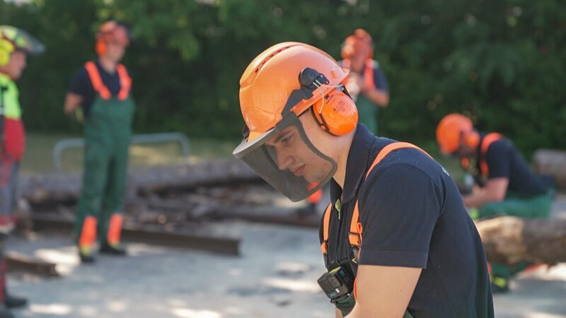 Dennis at a training course with a chainsaw – Bild: Warner Bros. Discovery, Inc. or its subsidiaries and affiliates