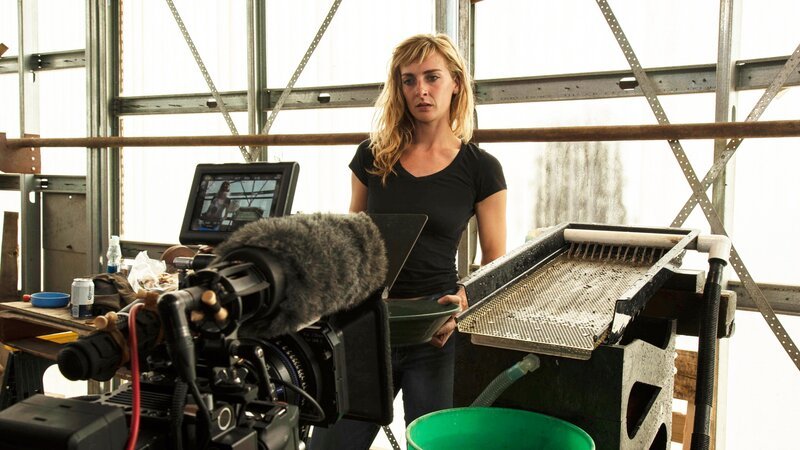 Emily Riedel by clean out cube. – Bild: Discovery Channel /​ Discovery Communications LLC