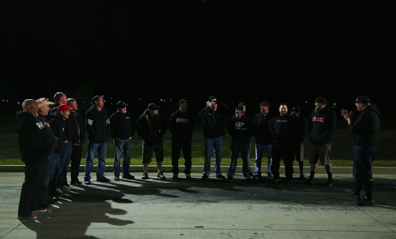 Die Stimmung scheint gut zu sein, während Big Chief und die anderen 405-Fahrer die heutigen Aufgaben bei der Fahrerbesprechung durchgehen. – Bild: Discovery Communications