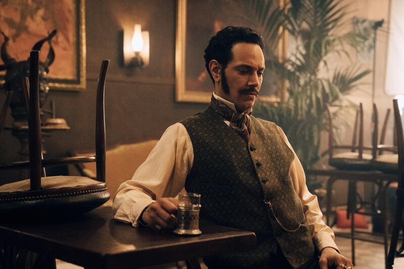 Der Baron (Ouassini Embarek) – Bild: FEDERATION STUDIOS – ESPRITS FRAPPEURS /​ CANAL+ /​ Caroline Dubois