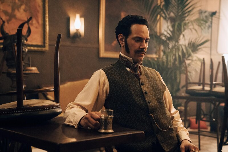 Der Baron (Ouassini Embarek) – Bild: FEDERATION STUDIOS – ESPRITS FRAPPEURS /​ CANAL+ /​ Caroline Dubois