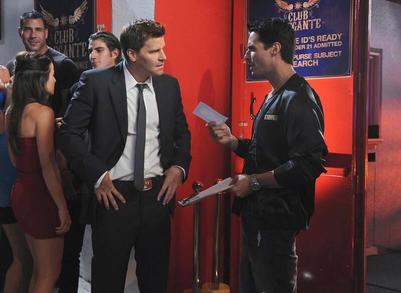 Seeley Booth (David Boreanaz, l.); Terror (Antonio Sabato Jr., r.) – Bild: ATV2