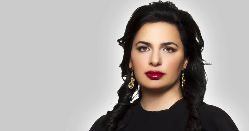 Ruja Ignatova avancierte zur Lichtgestalt der neuen, phantastischen Finanzkultur und ließ sich von ihren Fans feiern. – Bild: wikimedia /​ ZDF