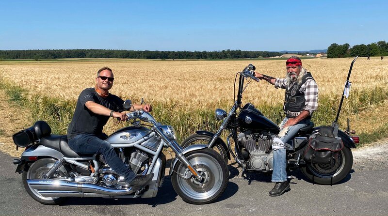 Friso mit Jesus-Biker-Grünger Thomas (re.). – Bild: HR/​Lukas Lowack