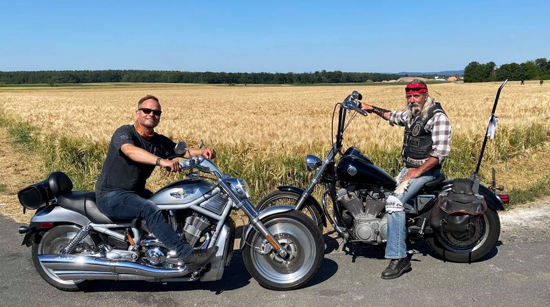 Friso mit Jesus-Biker-Grünger Thomas (re.). – Bild: HR/​Lukas Lowack