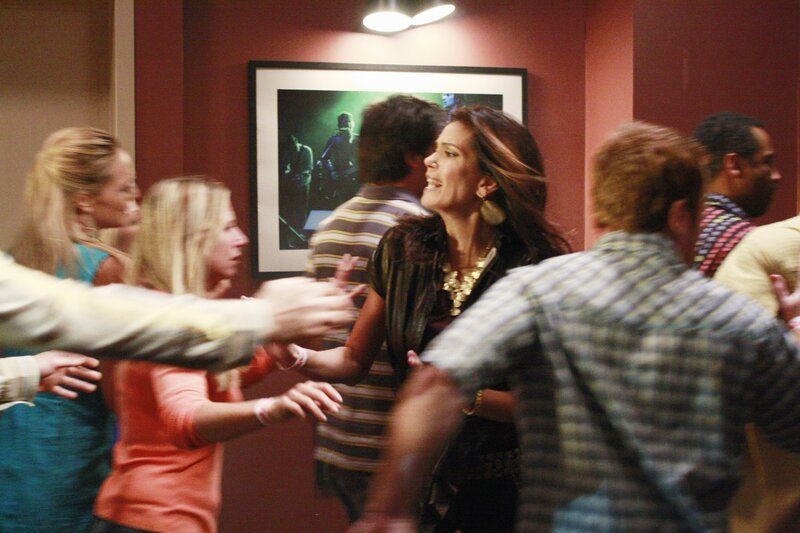 Als plötzlich ein Feuer ausbricht und Susan (Teri Hatcher, M.) Jackson nicht finden kann, begibt sie sich auf eine verzweifelte Suche – und in Lebensgefahr … – Bild: Ron Tom