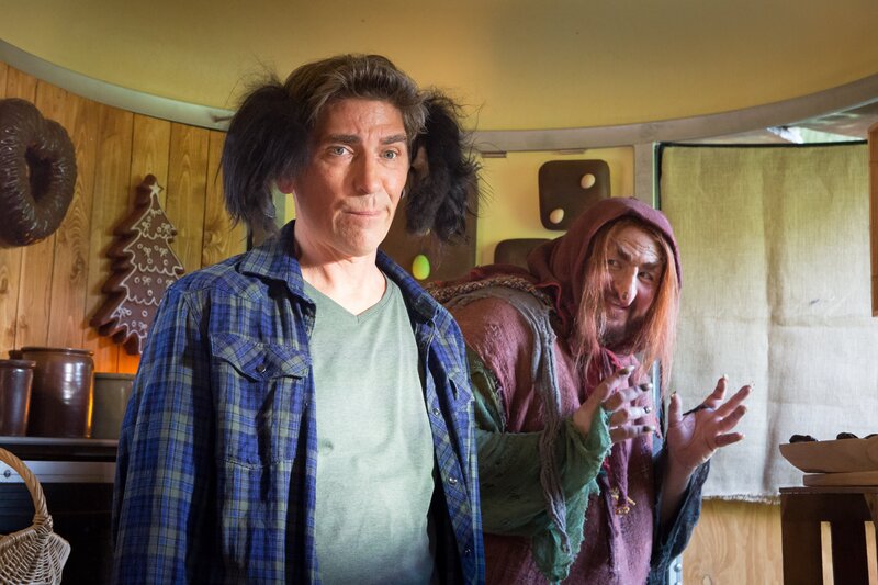 Fritz (Guido Hammesfahr, l.) ist skeptisch. Was führt die Knusperhexe (Daniel Zillmann, r.) nur im Schilde? – Bild: ZDF und Zia Ziarno