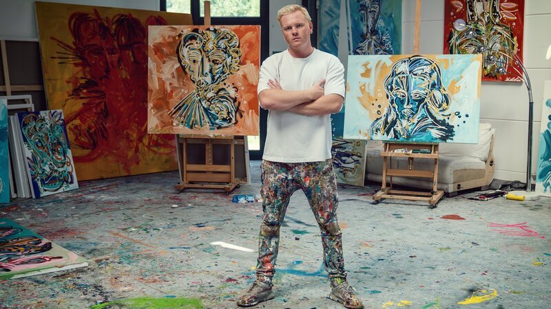 Der Künstler Leon Löwentraut im Atelier. – Bild: ZDF und ARD Kultur/​Lutzfilm/​Maike Angelina Simon