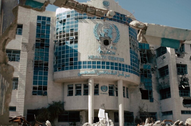 Das stark beschädigte UNRWA-Krankenhaus in Gaza – Bild: Wrong Men/​Cible Prod